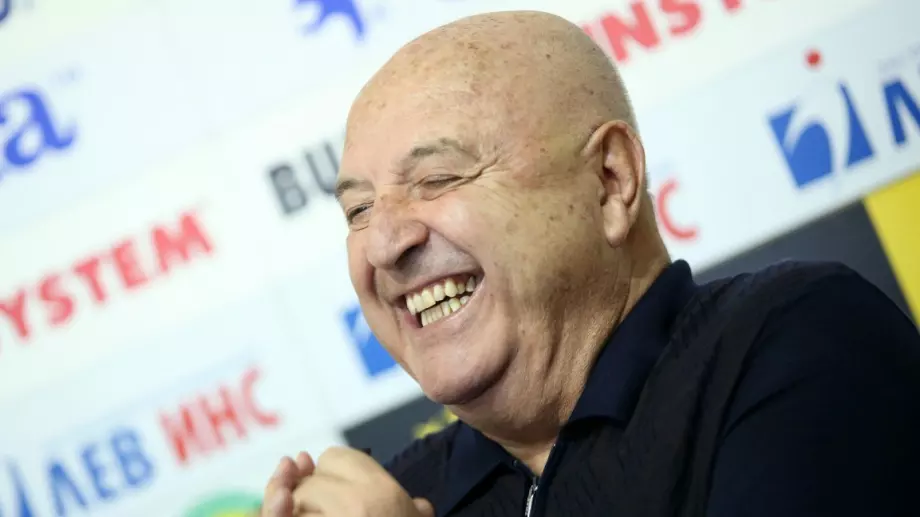 В духовит стил Венци Стефанов мотивира по-ниската цена на билетите за феновете на ЦСКА