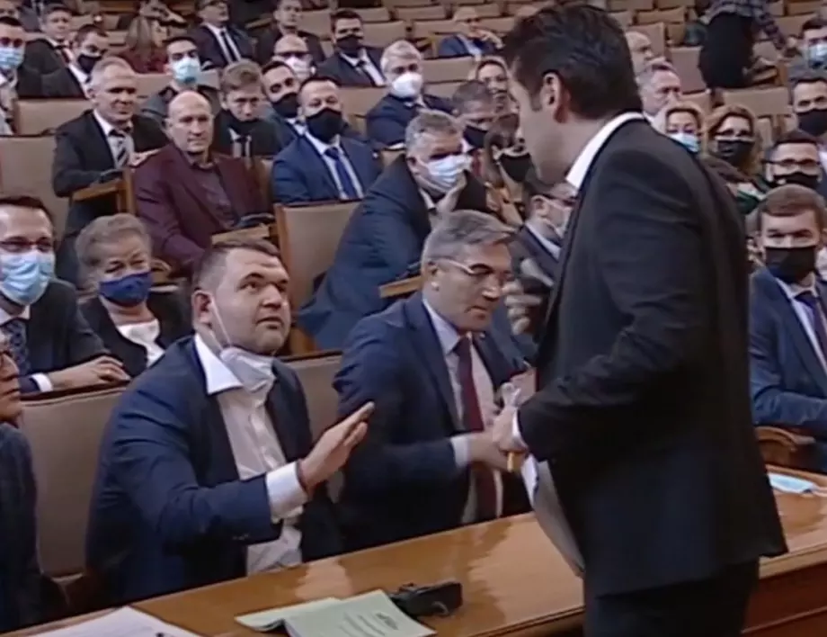 Кирил Петков и Делян Пеевски с размяна на реплики в парламента (ВИДЕО)
