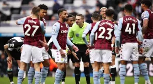 Фен колабира по време на мач от Висшата лига, играчите го скриха от камерите