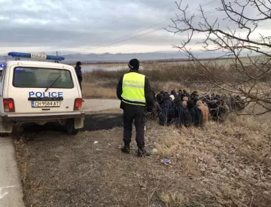 Задържаха 19 нелегални мигранти край Бистрица