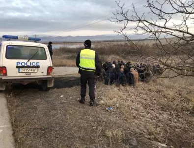 Откриха 12 нелегални мигранти в карловско село