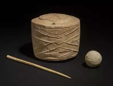 Странен барабан на 5000 г. е открит в гроб на три прегърнати деца