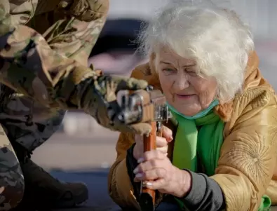 Баба, мама и аз – всички на оръжие в Украйна (ВИДЕО)