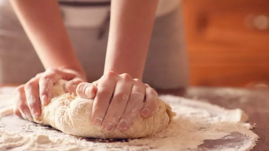 Рецепта за уникално вкусно хлебче със зелени подправки и сирене