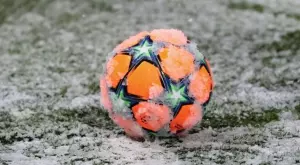 Айсберги, камъни, китове, 1 седмица в годината: ФИФА и природата НЕ убиха футбола там (ВИДЕО)