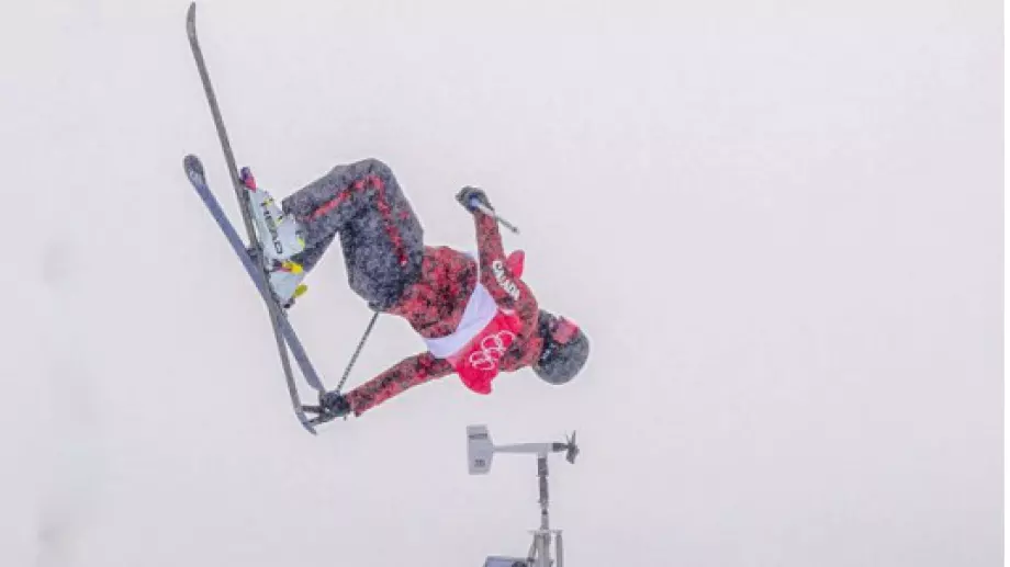 "Камера, екшън": Скиор на Пекин 2022 заби ската си със задно салто в главата на оператор (ВИДЕО)