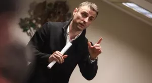 {{ otherArticle[0].article.title }}