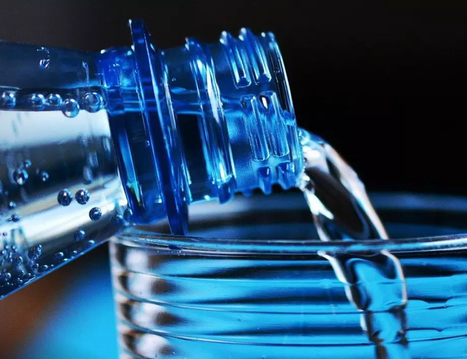 Бутилираната вода също се разваля – ЕТО какво е важно да знаете за нея