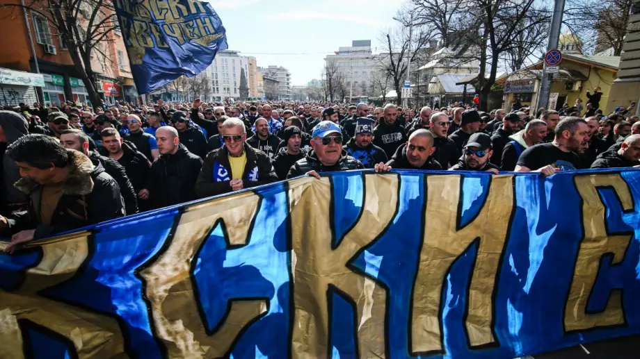 Синята лавина тръгва: Левски с мащабно шествие за финала срещу ЦСКА