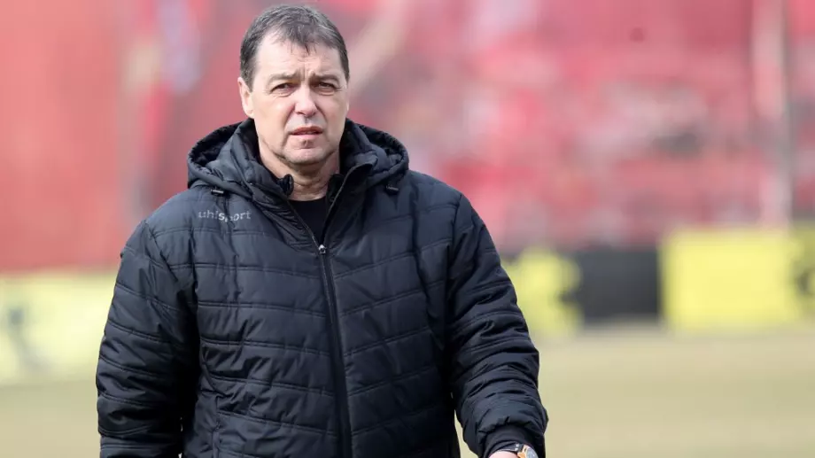 Петър Хубчев ще връща бивш защитник на Левски обратно в Първа лига