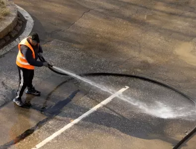 Започва миенето на улиците в София