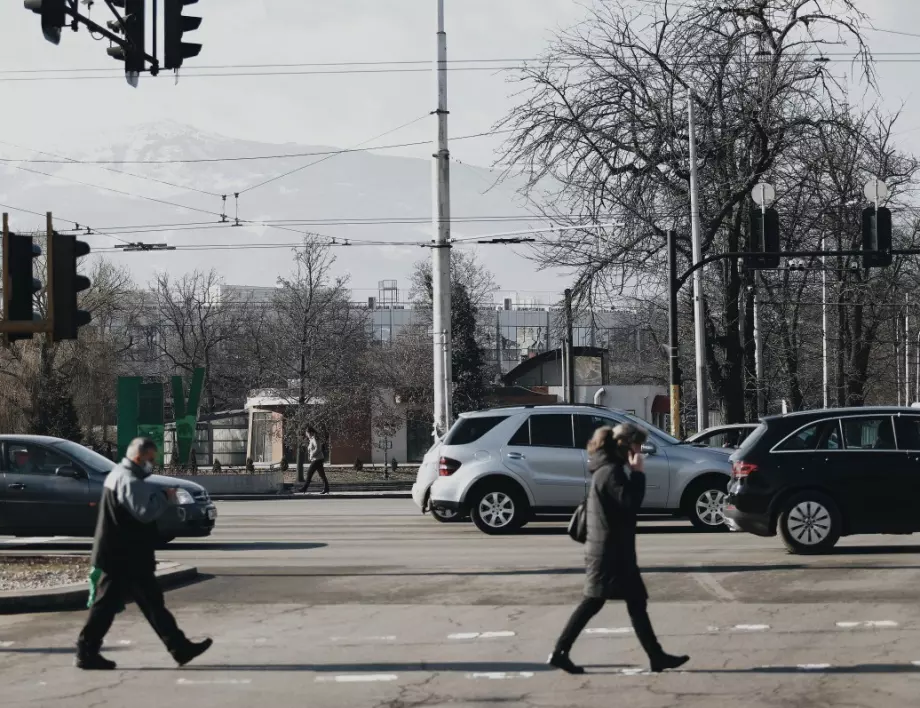 Заради замърсяване и шумни двигатели: Спряха от движение десетки коли в София
