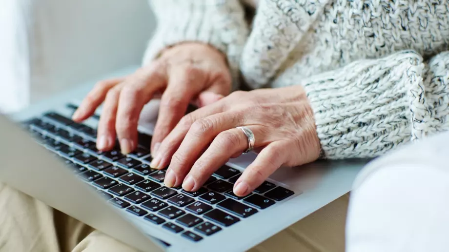 Все повече пенсионери правят електронни справки за пенсиите си
