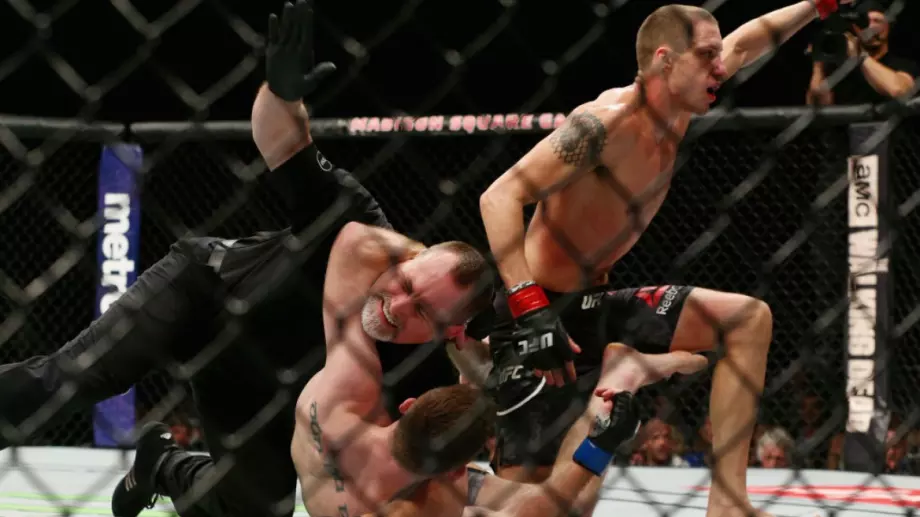 Куриозно: Съдия от UFC получи удар в лицето и падна върху другата жертва (ВИДЕО)