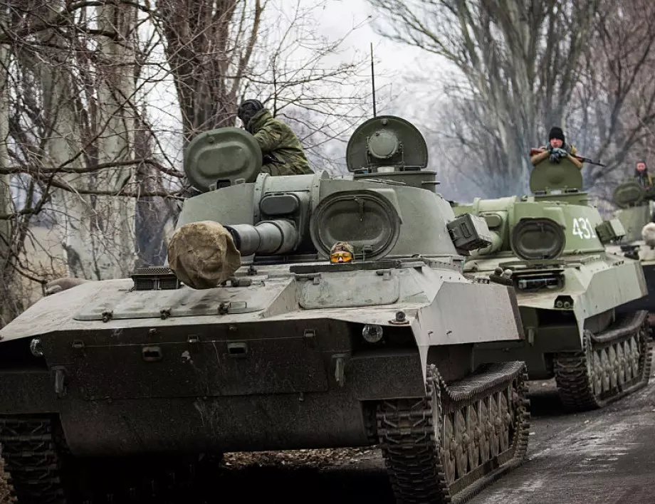 Украински шофьор към закъсали руски танкисти: Да ви изтегля обратно в Русия? (ВИДЕО)