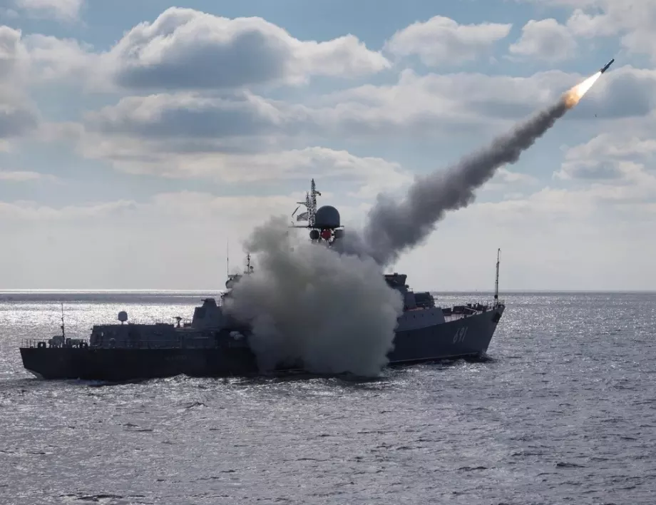 Русия удря Украйна с десетки крилати ракети "Калибър", поразява и цивилни цели