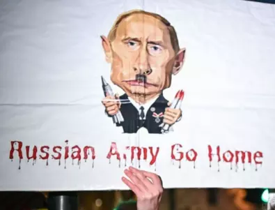 Протест срещу Путин само по чорап: Руски певец пое голата щафета (ВИДЕО)*
