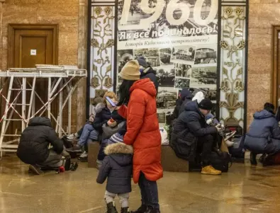 Над 15 000 души се крият от бомбите в киевското метро
