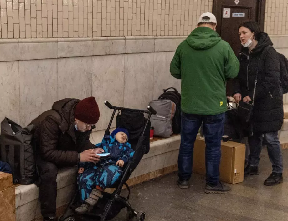 Метрото в Киев се превърна в бункер, Кличко: Ситуацията е под контрол (СНИМКИ)