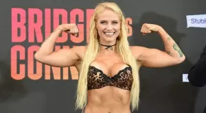 ММА дама се измъкна от душене, като... насочи вниманието върху гърдата си (ВИДЕО)