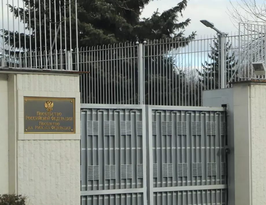 Руското посолство отхвърли обвиненията за участие в бомбените заплахи срещу училища