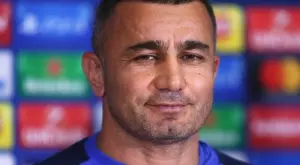 Не е нужен ВАР, за да бъдеш Човек... Футболен треньор изуми света в Лигата на конференциите (ВИДЕО)