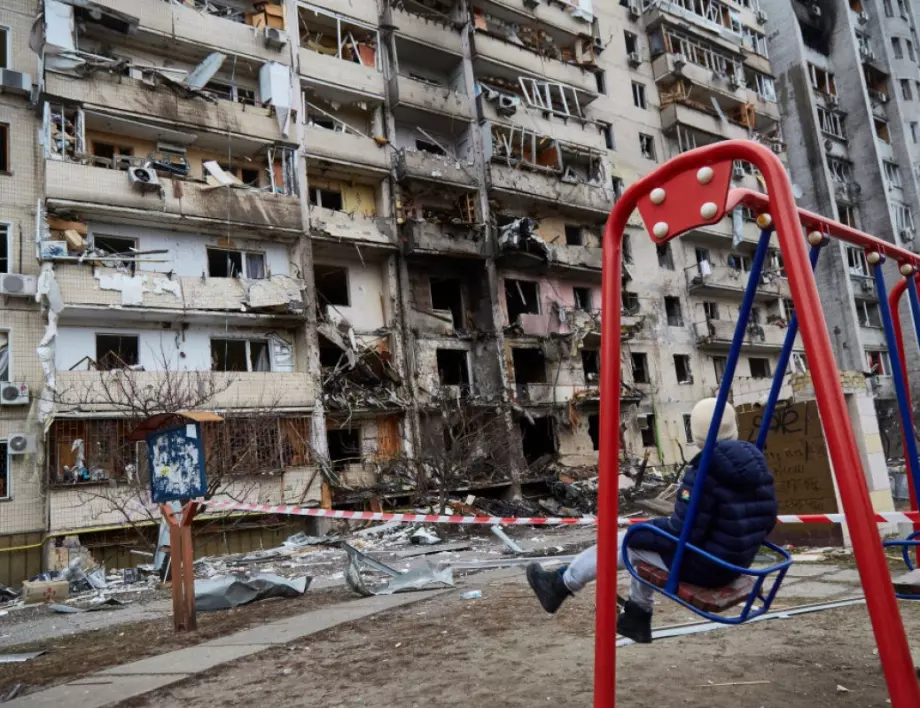 Бомбардировки вече и в Киев, цивилни хвърлят коктейли "Молотов" (ВИДЕО)