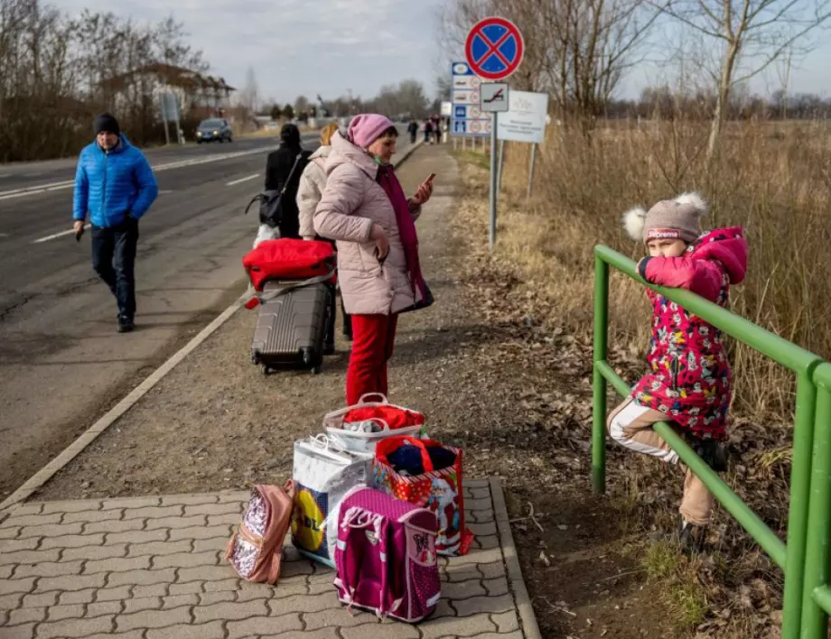 Словакия въведе извънредно положение заради бежанския поток (СНИМКИ)