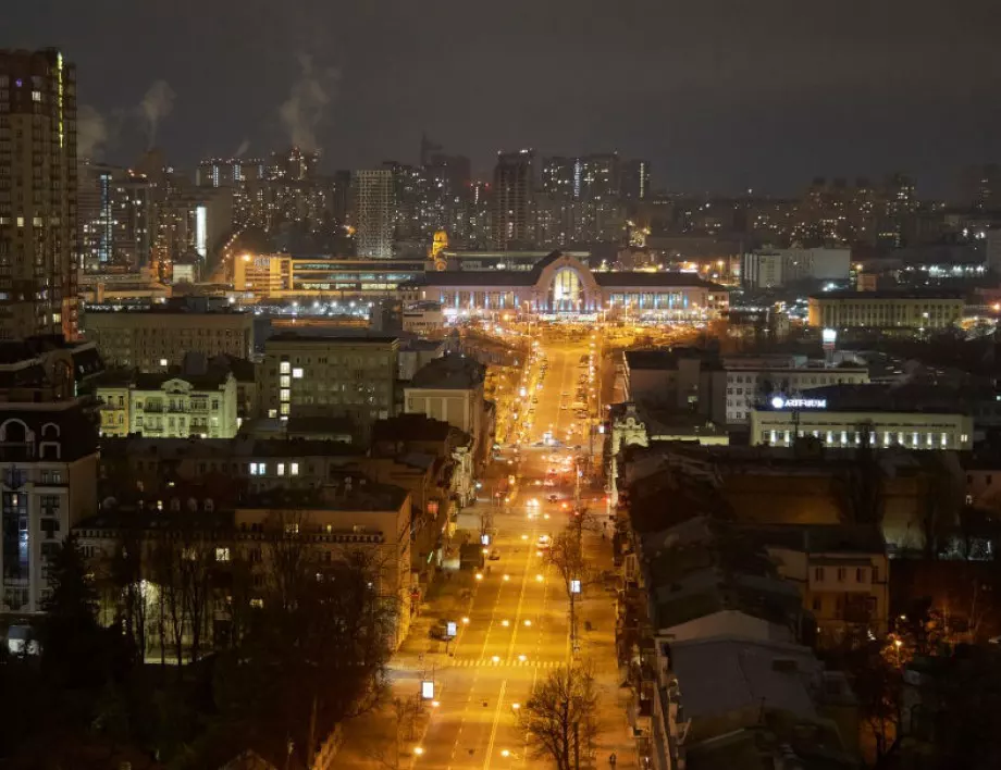 Сирени и мощни експлозии в Киев