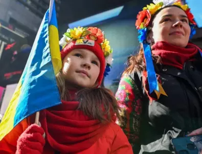 Деца арестувани в Москва, поднесли цветя пред украинското посолство (СНИМКИ)