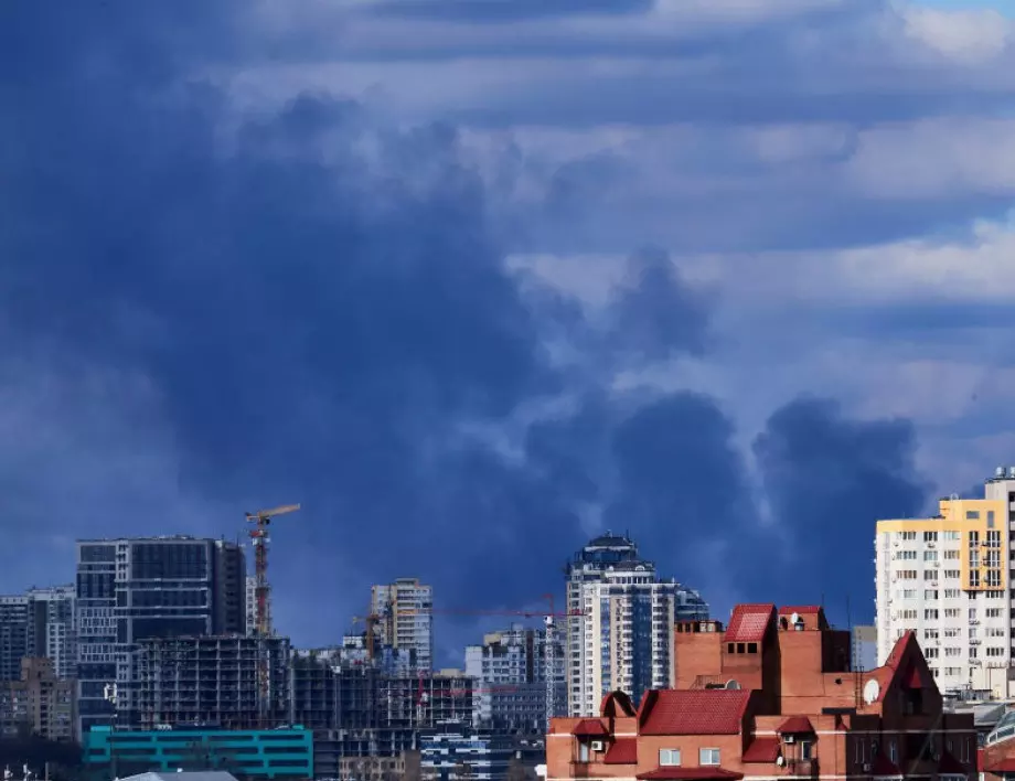Ракетният удар в Киев: Поразена е жилищна сграда, има ранени (ВИДЕО)
