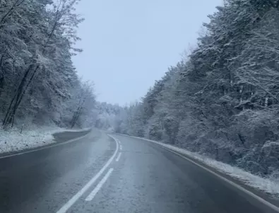 АПИ: Шофьорите да карат внимателно. 530 снегорина чистят пътищата