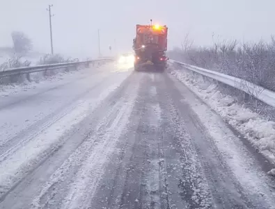 АПИ: Шофьорите да карат внимателно. 960 снегорина чистят пътищата