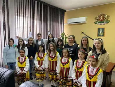 Мартенички от Стамболийски – символичен подарък за децата от Украйна и Русия