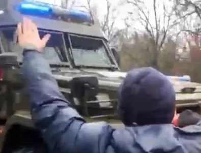 Украинци спират руски окупатори с голи ръце (ВИДЕО)