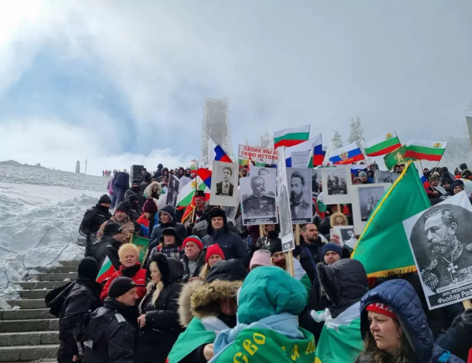 Честванията на 3 март на Шипка са опорочени: Целиха със снежни топки Кирил Петков (ВИДЕО)