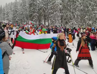 Над 700 участваха в голямото ски спускане с носии на Пампорово (СНИМКИ)