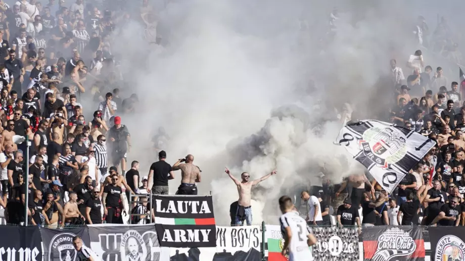 Феновете на Локомотив Пловдив също ще надъхат любимците си преди дербито с Ботев Пловдив