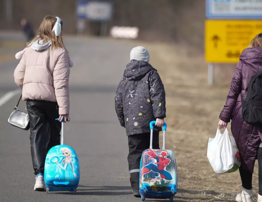 МОН приема заявления за записване на украински бежанци в училище