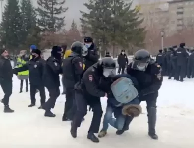 Протести срещу войната в Украйна се провеждат в Русия, силите за сигурност задържат протестиращи