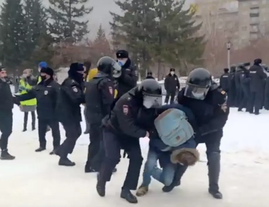 Близо 300 задържани за антивоенни протести в Русия (ВИДЕО)