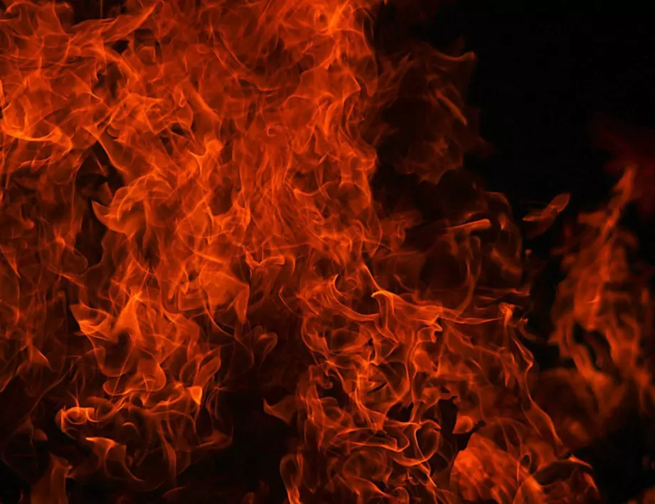 Пожар във фабрика за пелети пламна в Казанлъшко
