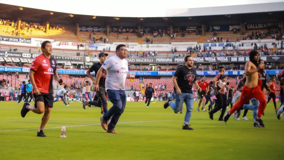Батални сцени в Мексико: Жертви и десетки ранени на футболен мач! (ВИДЕО)