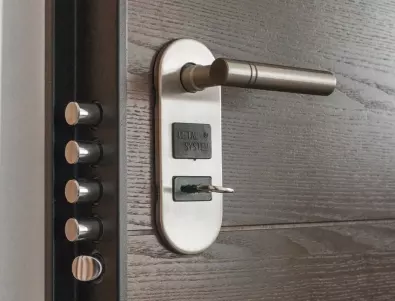 Ето защо трябва увиете дръжката на вратата си с алуминиево фолио (ВИДЕО)