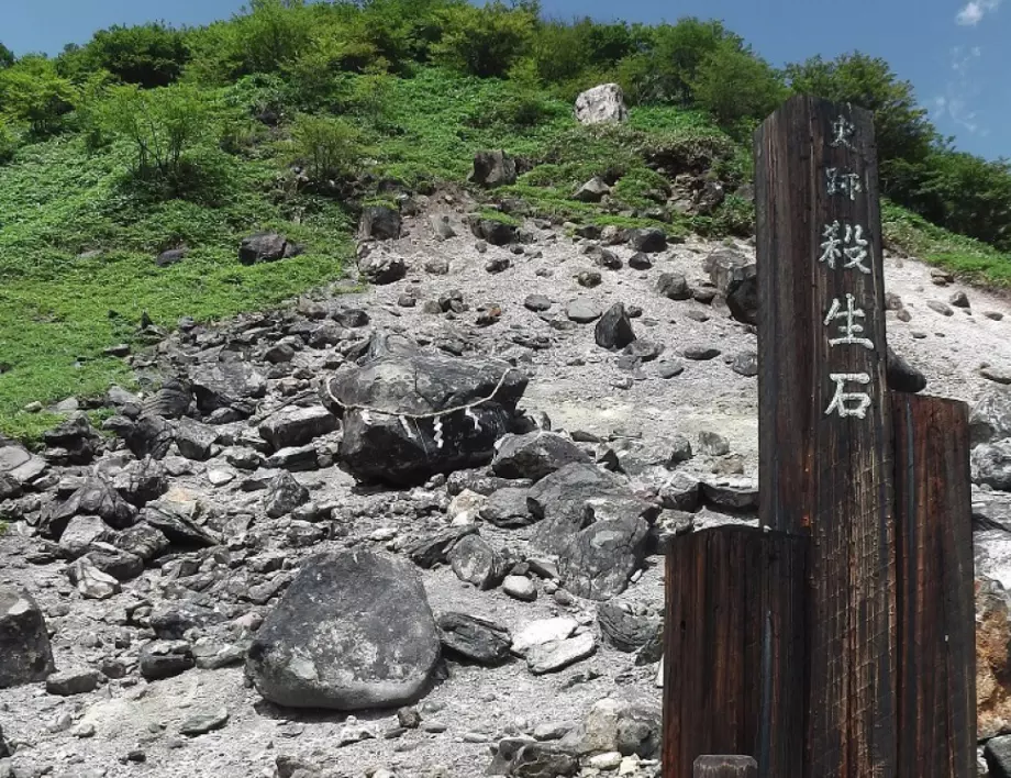"Смъртоносен камък" се разцепи на две и отприщи суеверия в Япония