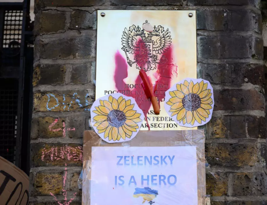 "Целите сте в кръв": В Прага напомниха за зверствата в Украйна пред руското посолство (СНИМКИ)