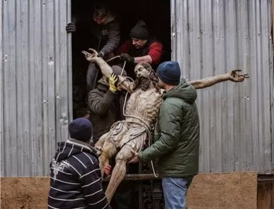 Украйна: Прибраха статуя на Христос в бункер за първи път след Втората световна война