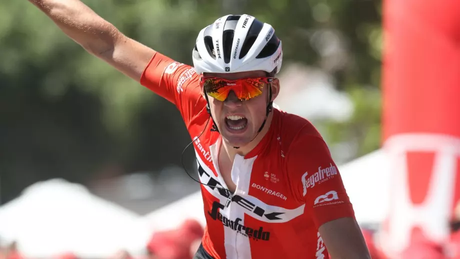Мадс Педерсен с хаотична победа в третия етап на “Париж-Ница”
