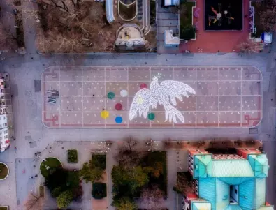 Деца от Кюстендил нарисуваха бял гълъб на един декар като призив за мир (СНИМКИ)