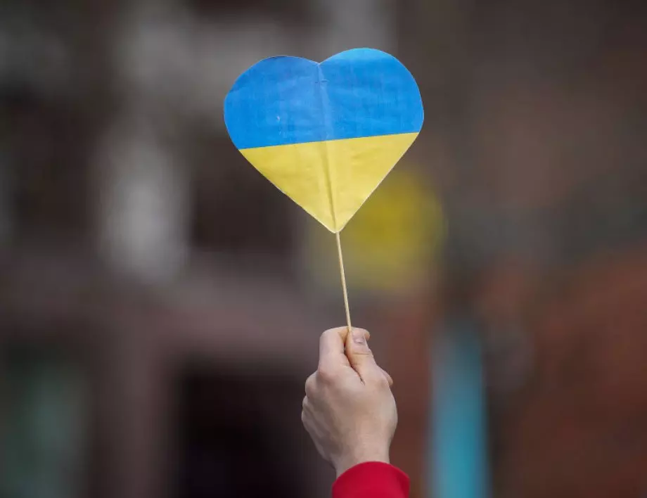 Момиченце изпя песента от "Замръзналото кралство" в бомбоубежище в Киев, Идина Мензел го поздрави (ВИДЕО)